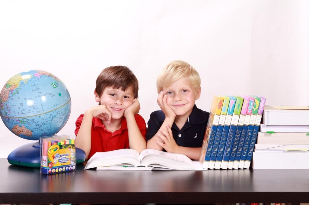Niños aprendiendo sobre conceptos básicos de dinero